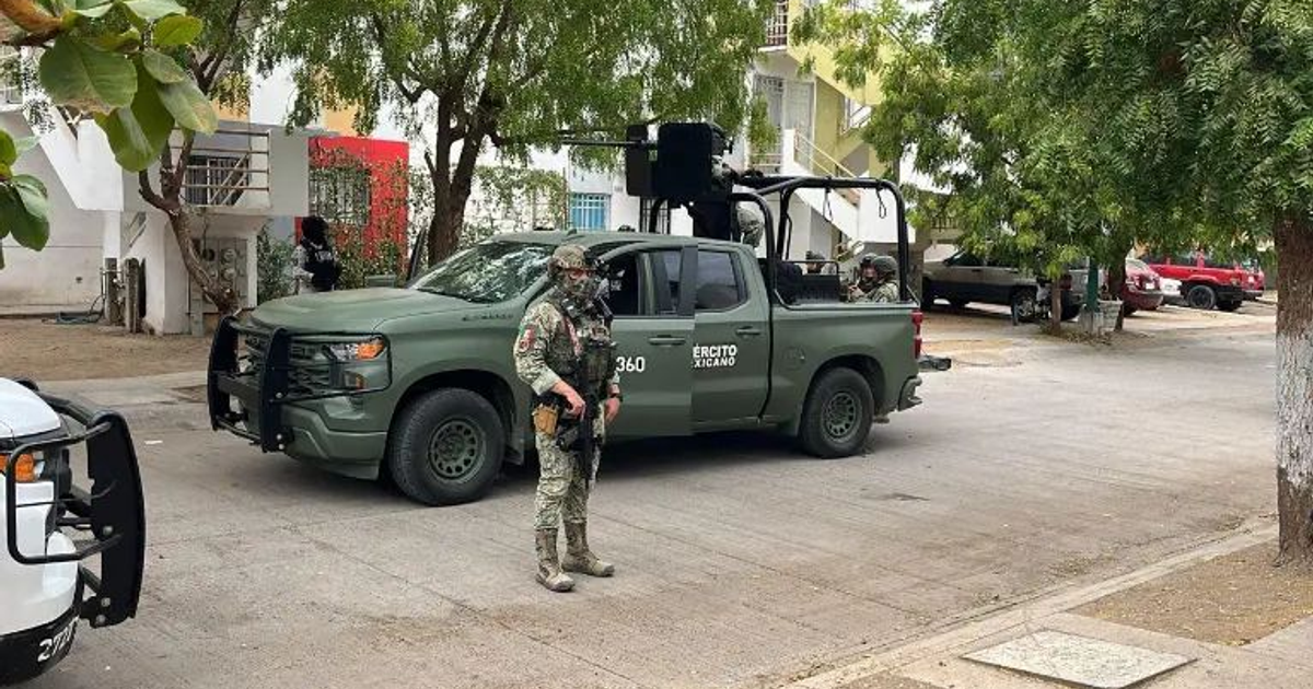 Vehículo militar verde con personal uniformado en operativo de seguridad en Culiacán, tras balacera en Alturas del Sur.