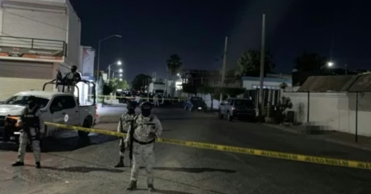 Escena nocturna con policía y cinta amarilla en Culiacán