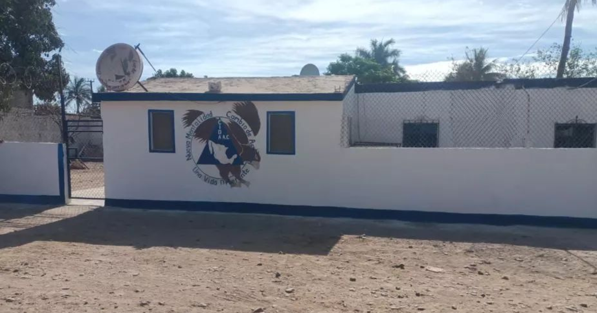 Edificio blanco con mural de águila en centro de rehabilitación en El Cubilete