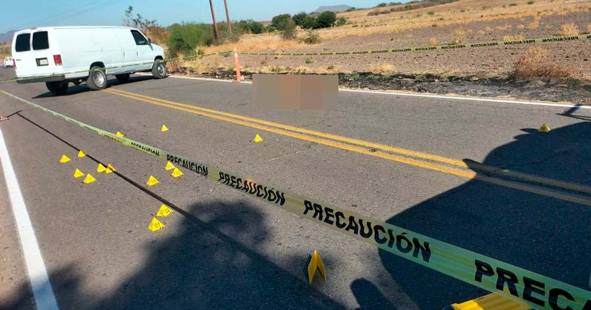 Escena del crimen en carretera con vehículo blanco, cinta de precaución y marcadores de evidencia.