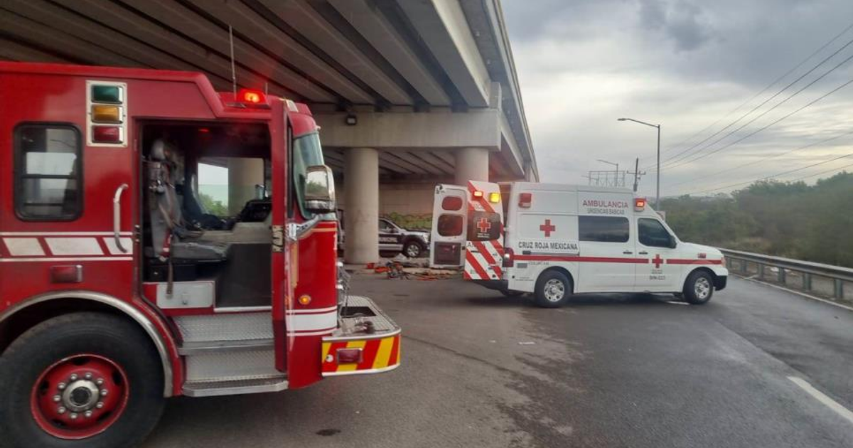 Camión de bomberos y ambulancia bajo un puente en Culiacán, escena de emergencia.