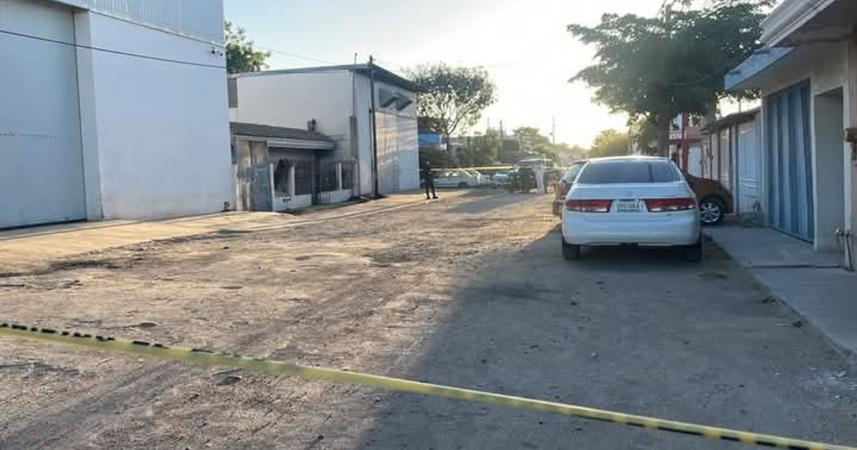 Calle acordonada en Culiacán tras triple homicidio, con auto blanco y cinta amarilla