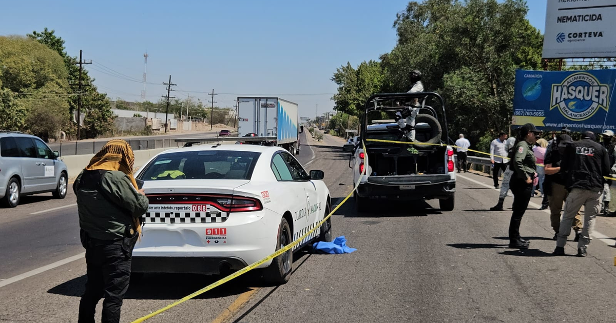 Policía y personal de emergencia en escena de crimen en carretera Culiacán-Eldorado