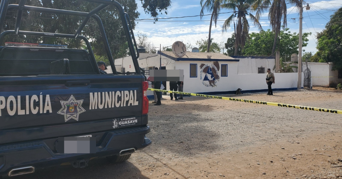 Camioneta de policía municipal en escena de investigación en Guasave