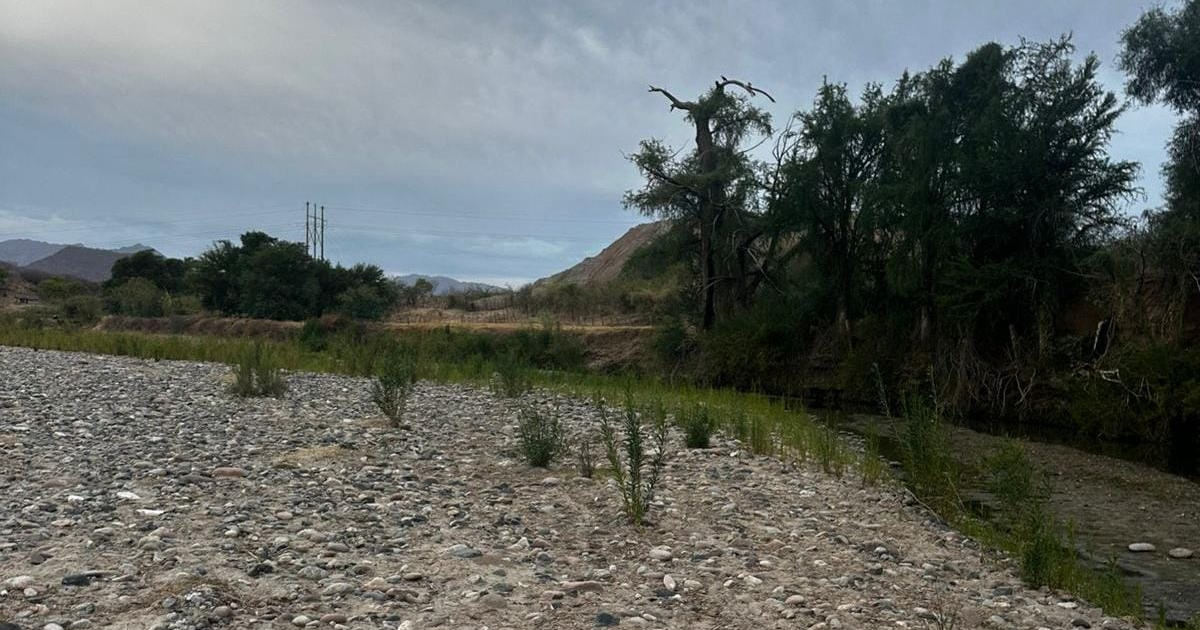 Paisaje natural con río y montañas en Choix, sitio de un hallazgo trágico.