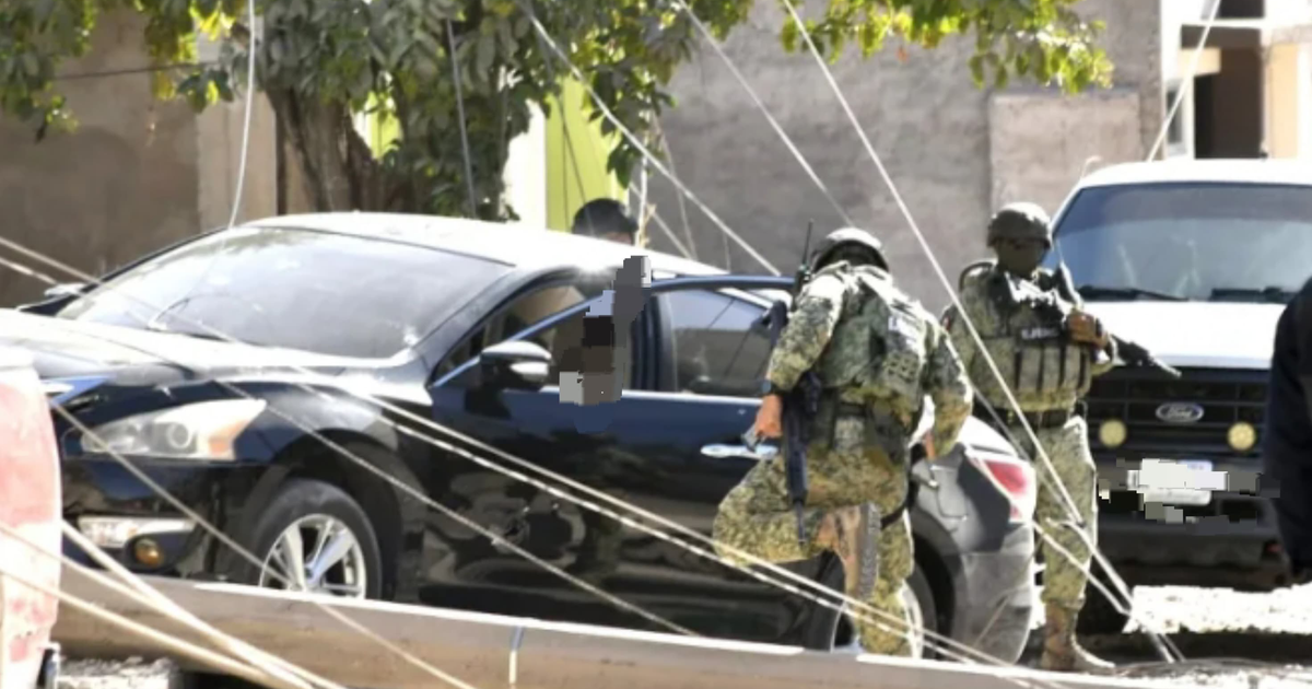 Soldados armados en operación de seguridad en entorno urbano con automóvil negro.