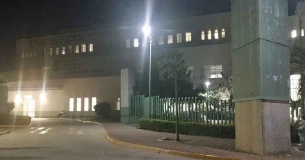 Vista nocturna del Hospital General de Matamoros con luces encendidas y camino pavimentado