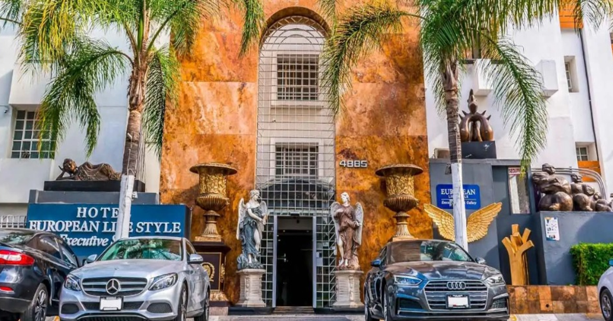 Fachada del Hotel European Life Style con arquitectura ornamentada y automóviles aparcados.