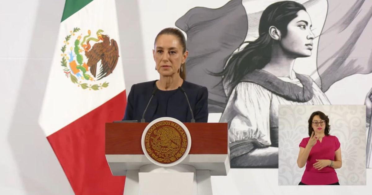 Presidenta de México hablando sobre soberanía en operativos de seguridad, con bandera de México al fondo.