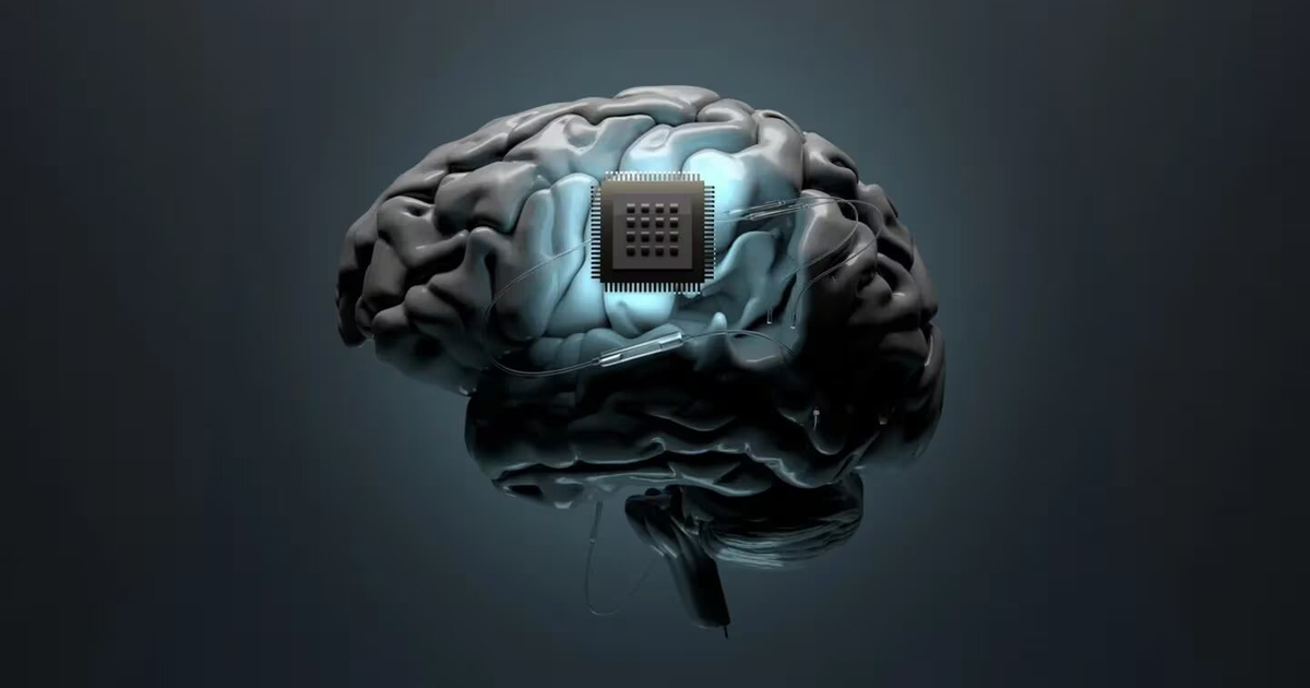 Cerebro humano con chip electrónico, simbolizando la integración de biología y tecnología.
