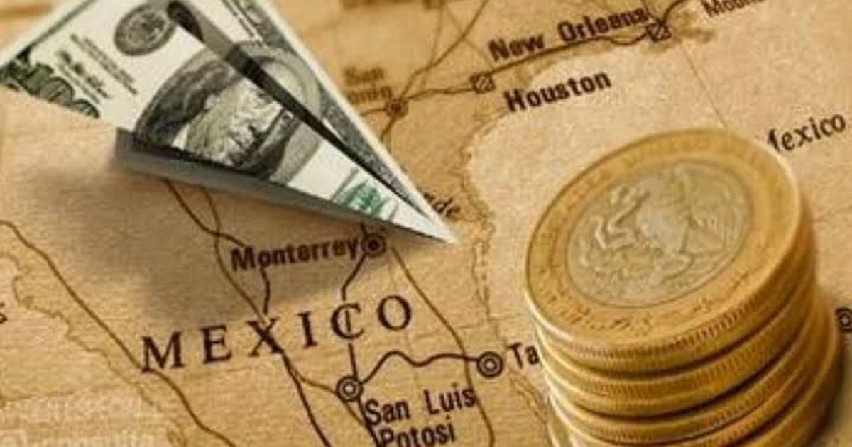Mapa de México con ciudades marcadas, billete de dólares y monedas de pesos mexicanos, simbolizando el impacto del impuesto a remesas.