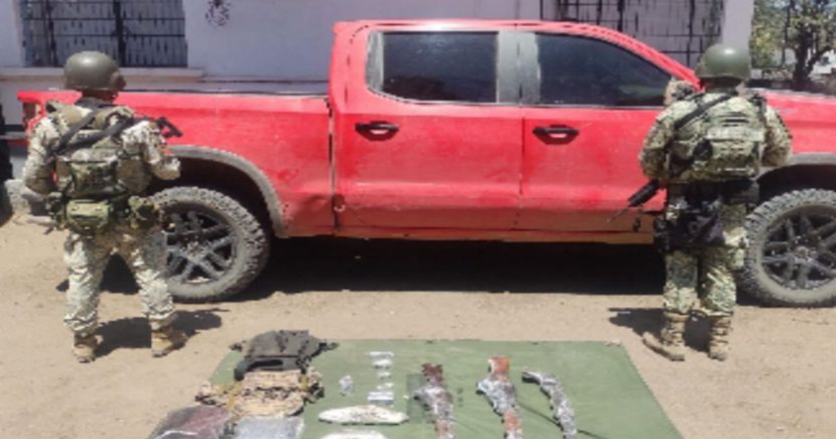 Soldados en operativo militar junto a camioneta roja con armas decomisadas en Siqueros, Mazatlán.