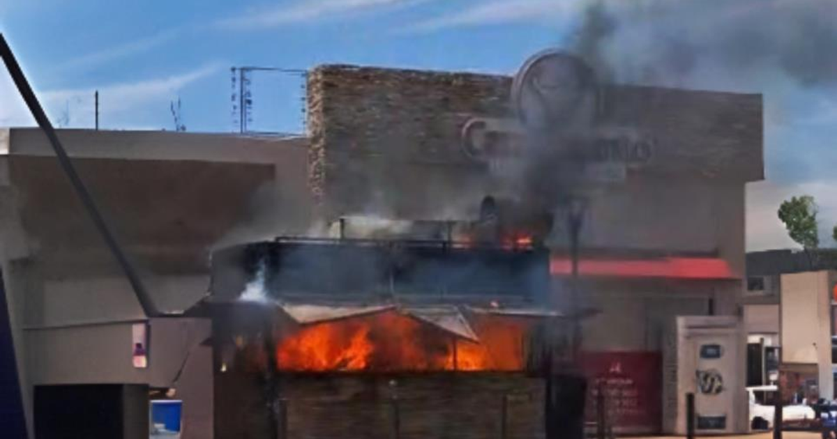 Incendio en carnicería Encanto con humo negro y llamas en el área de parrilla, Culiacán.