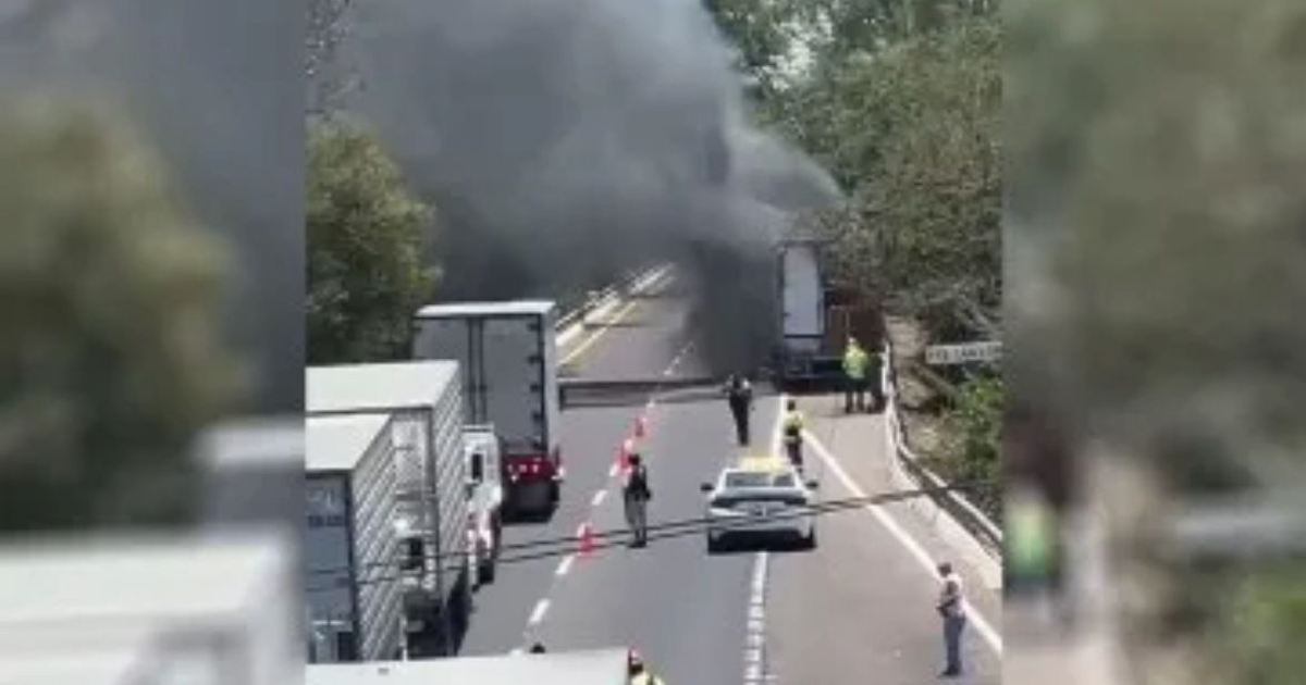 Incendio de tráiler en la autopista Culiacán–Mazatlán con vehículos de emergencia y humo negro.
