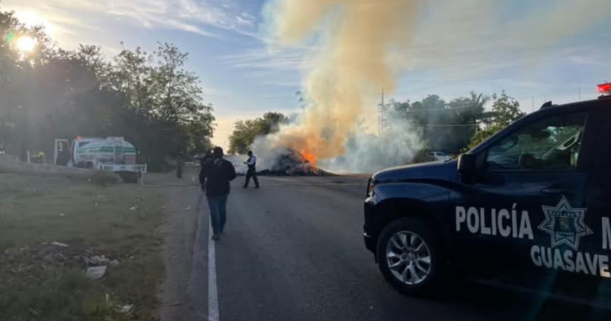 Vehículo de policía en escena de incendio de remolque en Guasave