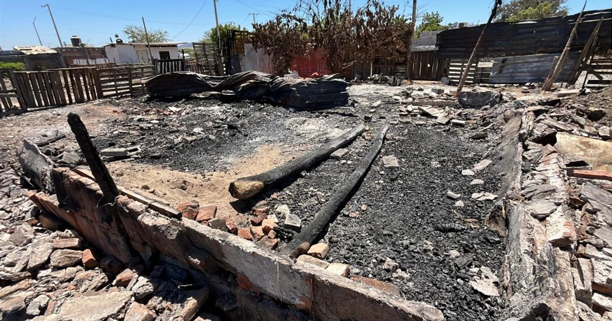 Terreno devastado por incendio en Jardines del Arroyo, Mazatlán, con escombros y estructuras quemadas.