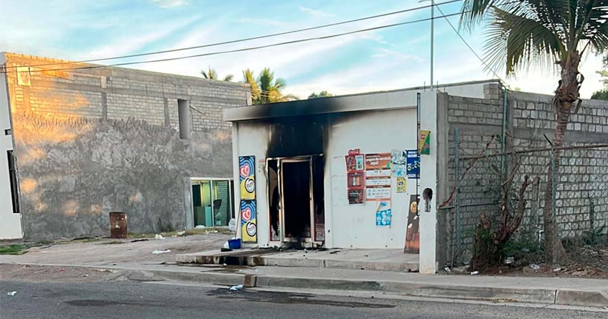 Estructura urbana dañada por incendio en La Reforma, con marcas de humo y carteles en la fachada.