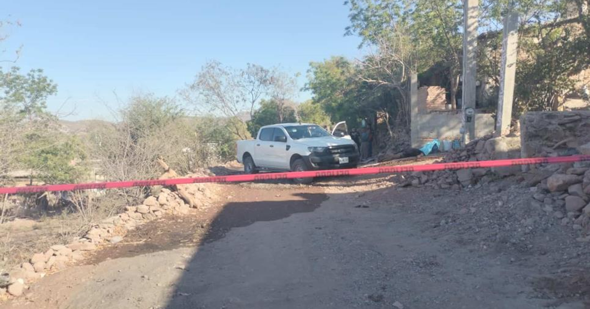 Camioneta blanca acordonada en un camino de tierra en Ahome, relacionada con un colapso súbito por infarto.