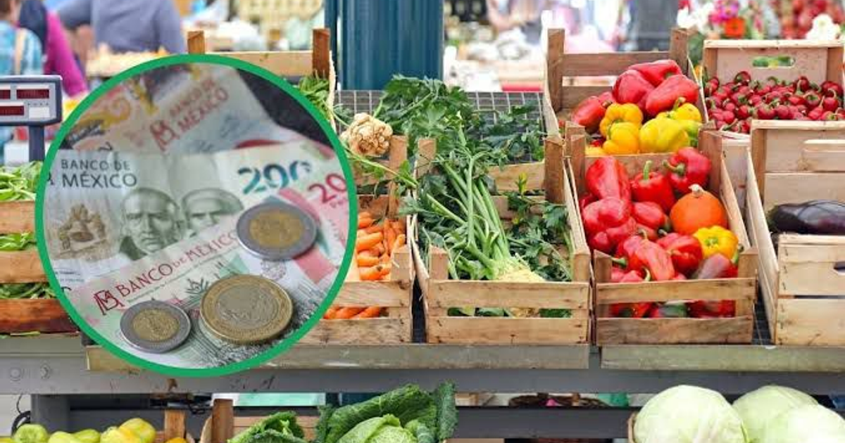 Mercado con frutas, verduras y billetes de pesos mexicanos, reflejando la inflación en México.