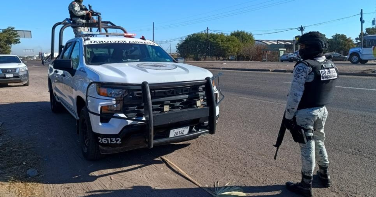 Camioneta de la Guardia Nacional con agente armado en Culiacán