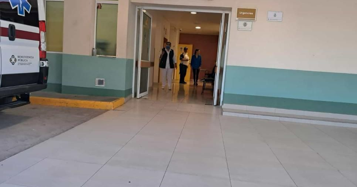 Ambulancia en hospital con entrada a urgencias, relacionada con intoxicación escolar.