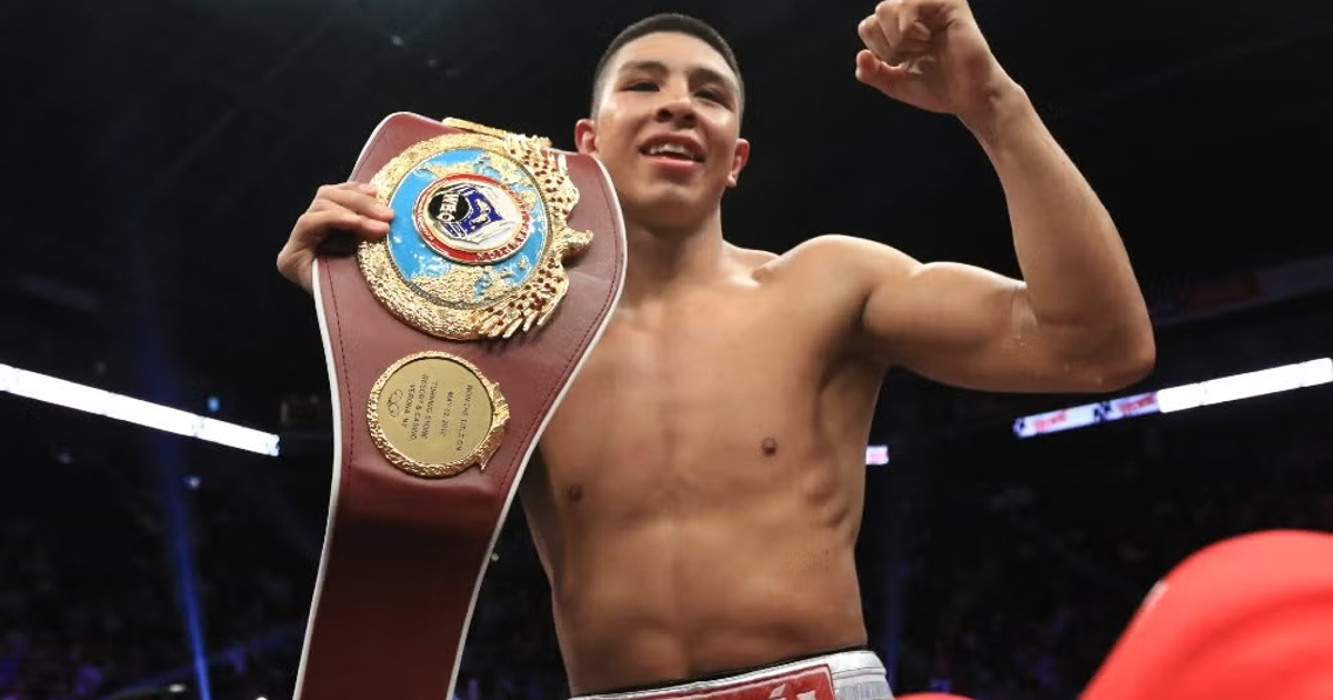 Jaime Munguía celebrando con cinturón de campeón tras victoria en boxeo