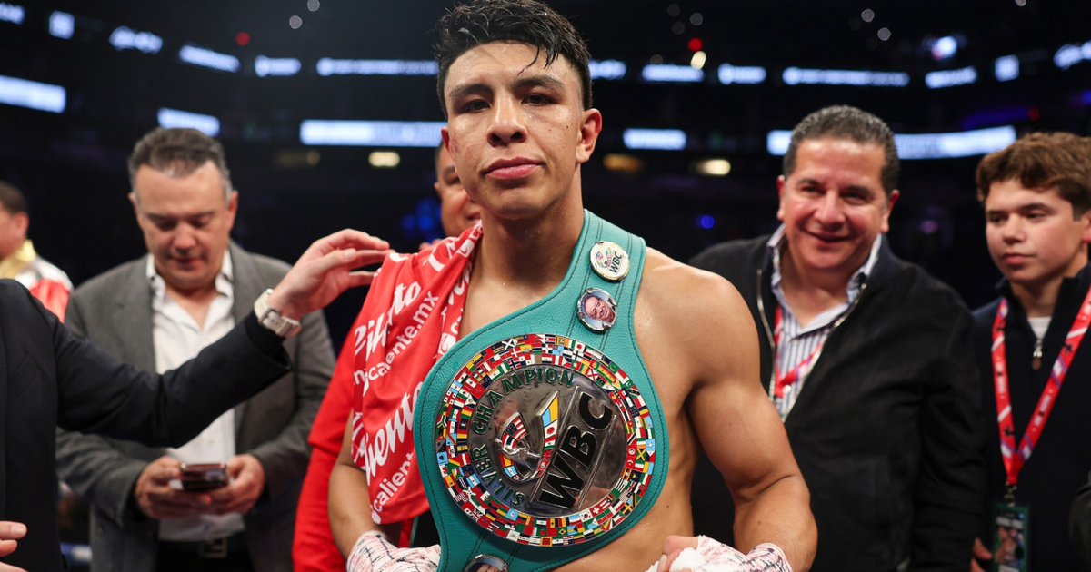 Jaime Munguía con cinturón WBC rodeado de seguidores tras victoria en medio de controversia por dopaje.