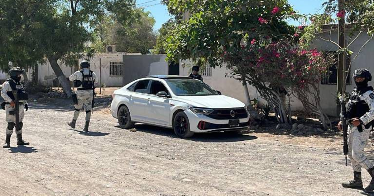 Operativo de la Guardia Nacional en Culiacán con personas en ropa táctica y un automóvil blanco en un camino de tierra.