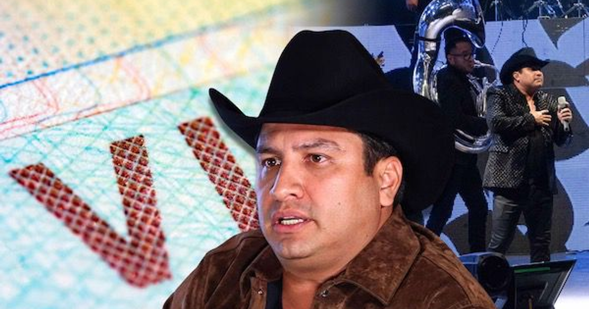 Montaje de Julión Álvarez con pasaporte y músicos en escenario