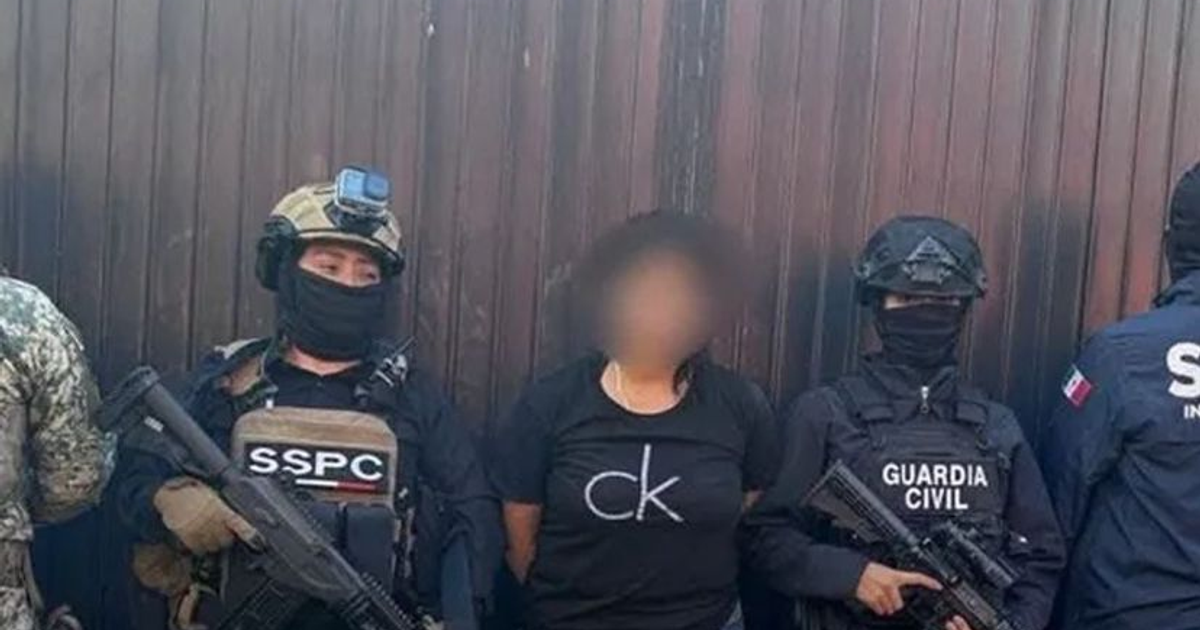 Operativo de seguridad en Huandacareo con fuerzas federales y estatales custodiando a una persona.