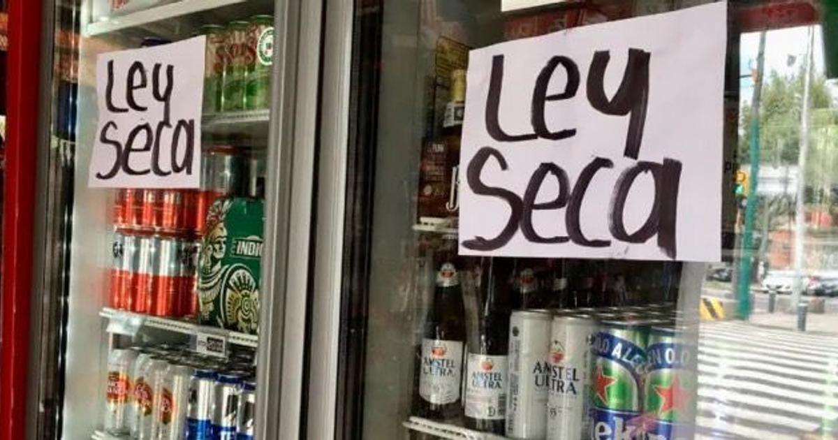 Refrigeradora con bebidas y carteles de ley seca en Sinaloa