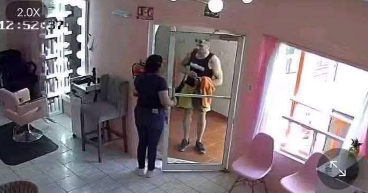 Mujer hablando con hombre en la puerta de un salón de belleza en Tijuana