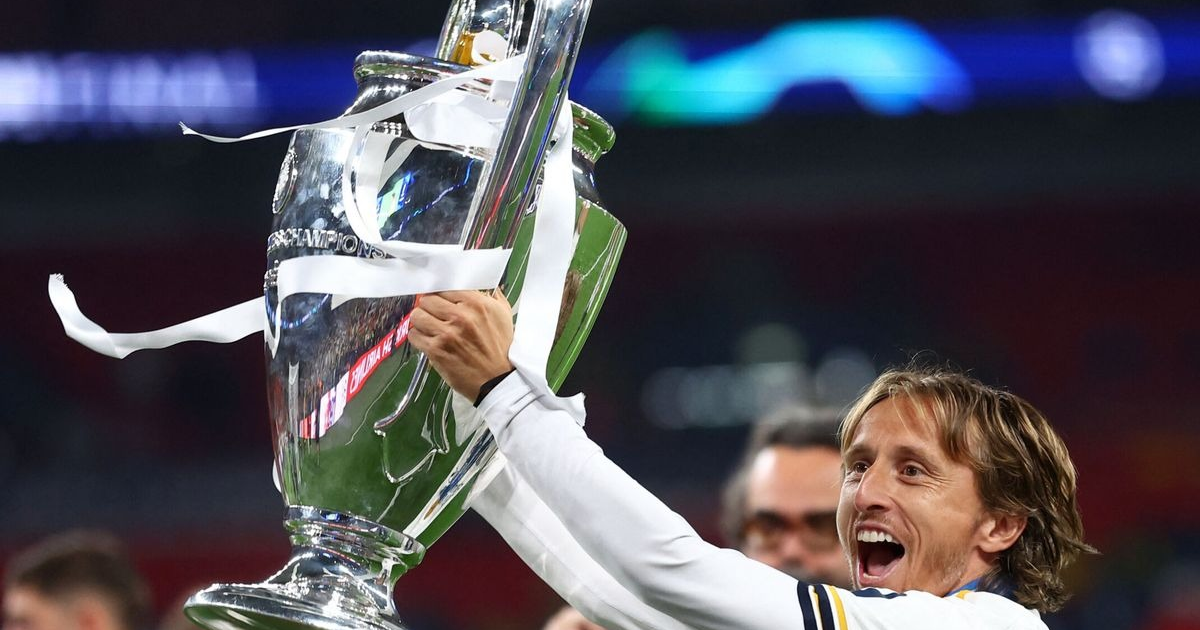 Luka Modric celebrando con el trofeo de la UEFA Champions League en un estadio