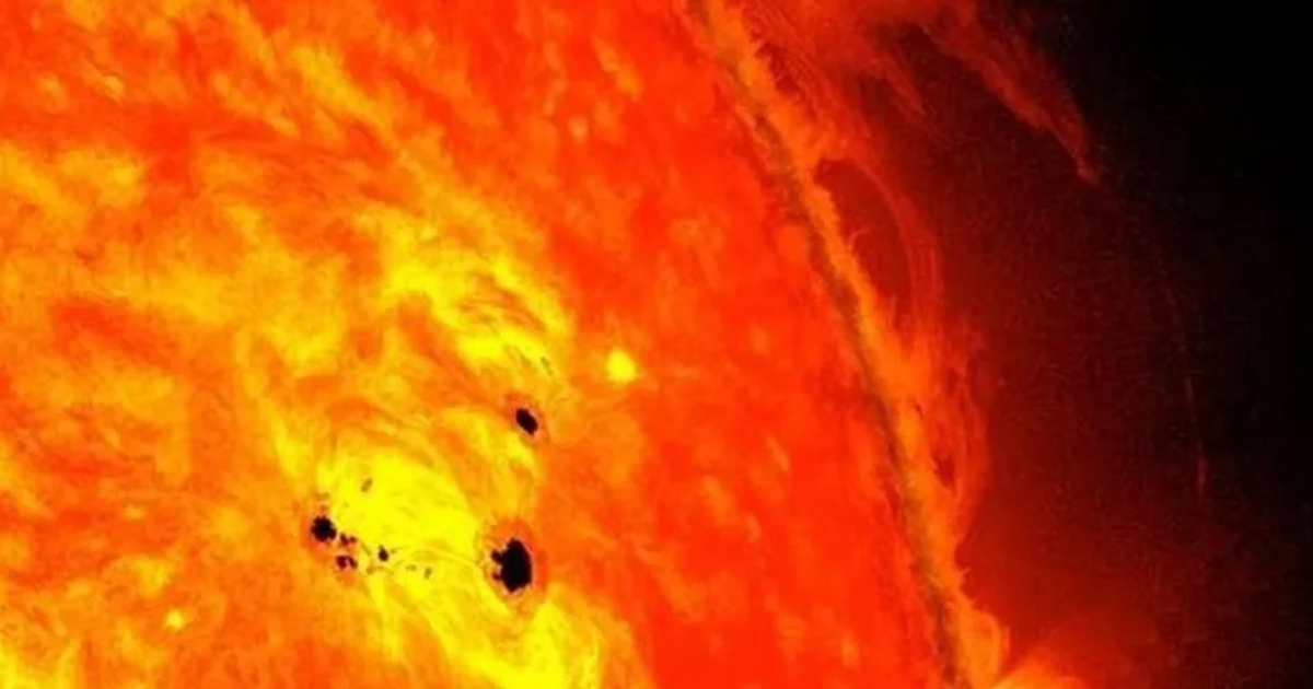 Imagen del Sol con manchas solares y actividad solar visible, incluyendo la región activa AR 4079.