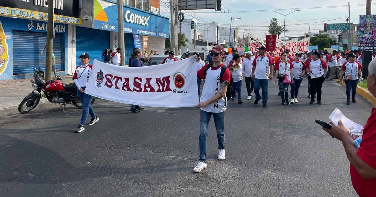 Manifestación del sindicato STASAM en Mazatlán con pancartas y banderas
