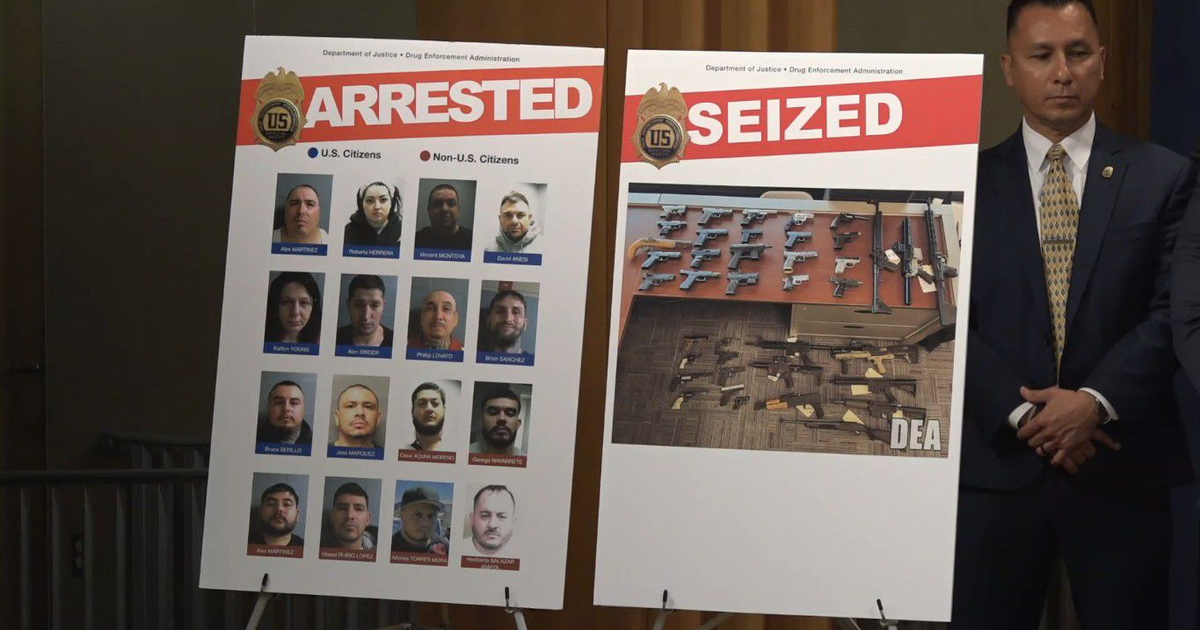 Carteles de arrestos y armas confiscadas en operativo DEA contra el cártel de Sinaloa