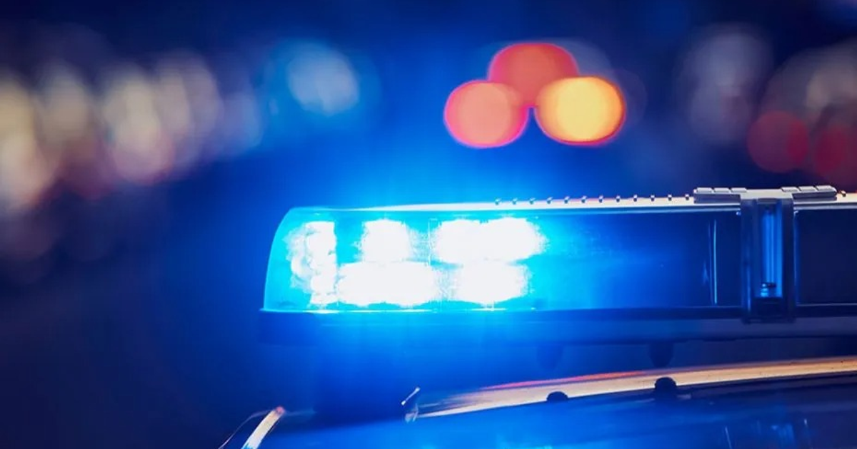 Luz intermitente azul de vehículo de emergencia en operativo de búsqueda en Guasave.