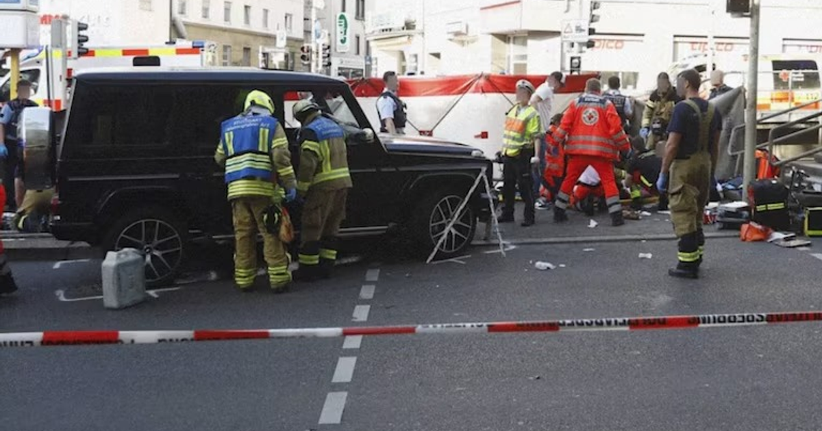 Rescatistas atienden a heridos tras accidente con Mercedes Benz en Stuttgart