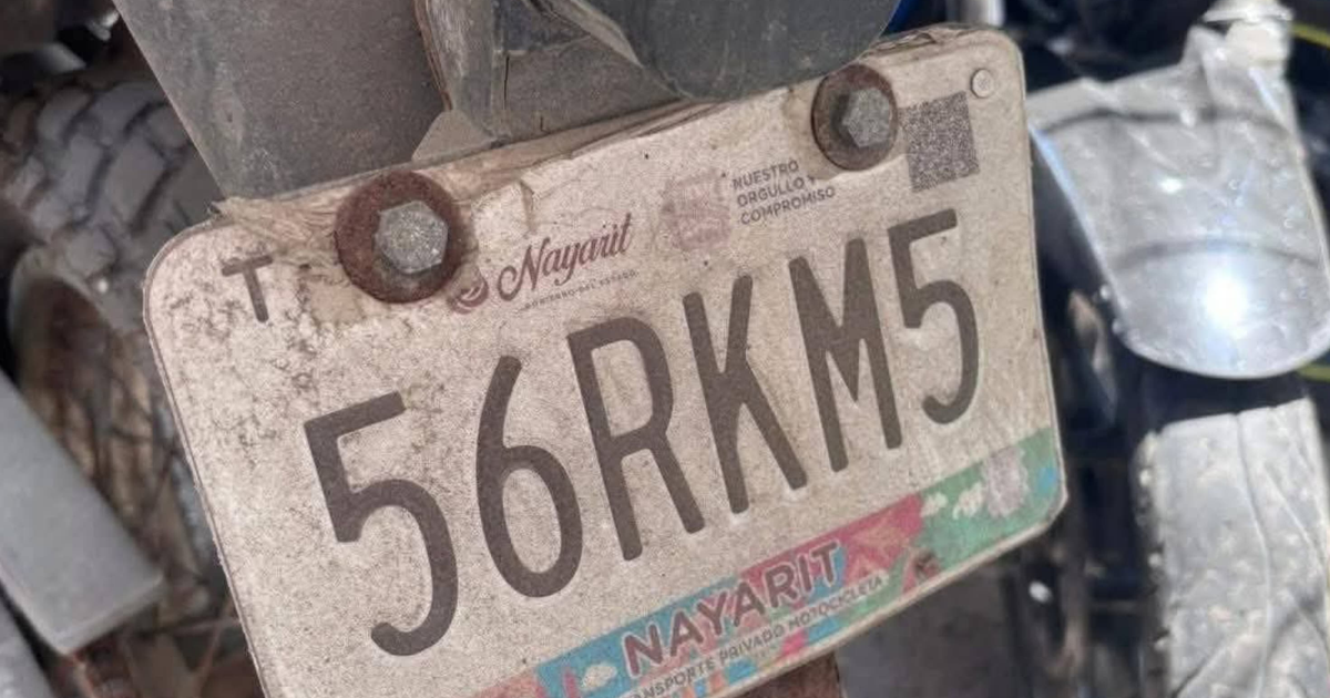Placa de matrícula 56RKM5 de Nayarit en motocicleta abandonada en aeropuerto Rafael Núñez.