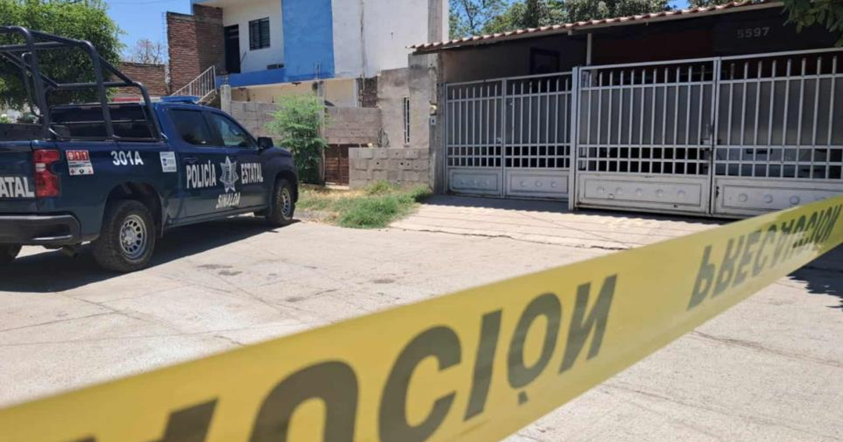 Camioneta de policía estatal en escena del crimen en Culiacán, con cinta amarilla de 'PROHIBIDO' delimitando el área.