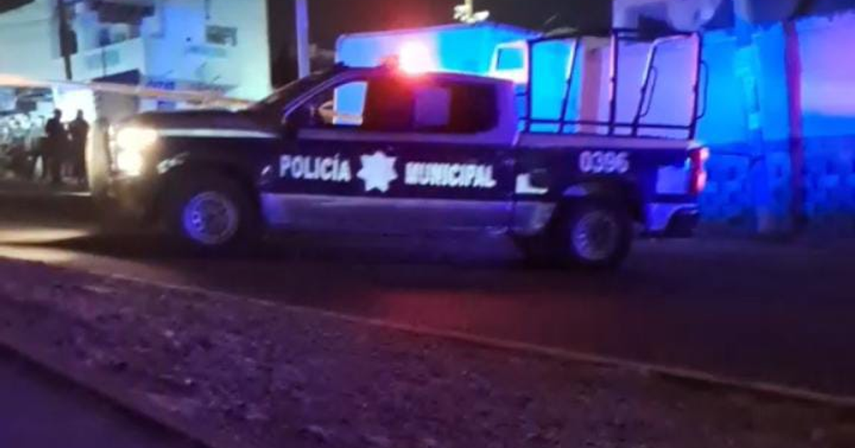 Camioneta de la Policía Municipal con luces encendidas en una calle nocturna de Culiacán, en respuesta a un incidente violento.