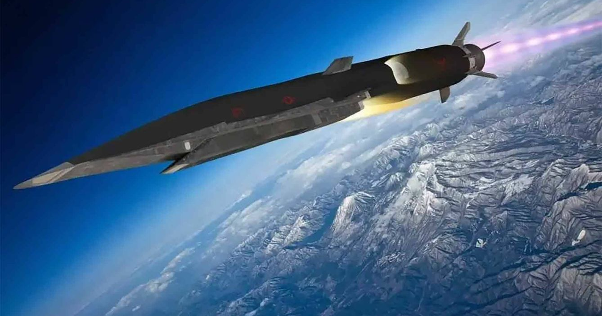 Misil volando sobre montañas con chorro de energía, relacionado con ensayo de motor de detonación oblicua.