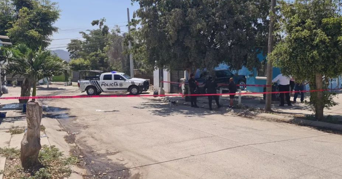 Patrulla policial y oficiales en escena acordonada en barrio residencial