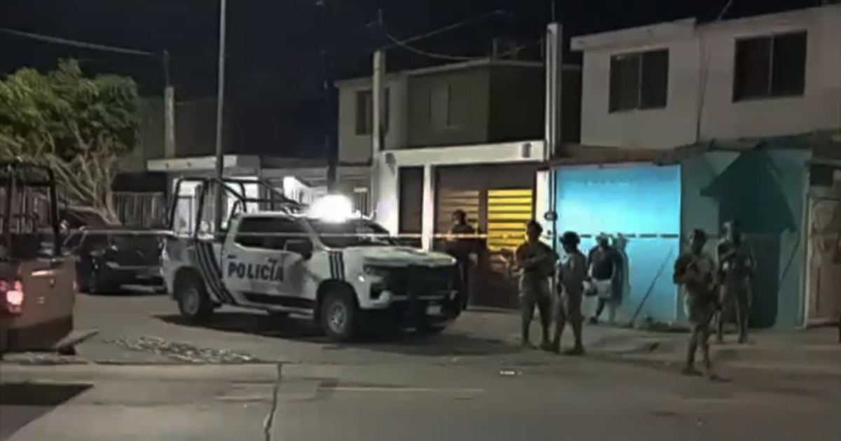 Operativo policial nocturno en Mazatlán con vehículos y agentes en escena.
