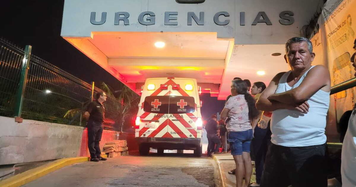 Entrada de urgencias en hospital de Culiacán con ambulancia y personas esperando atención médica tras incidente armado.