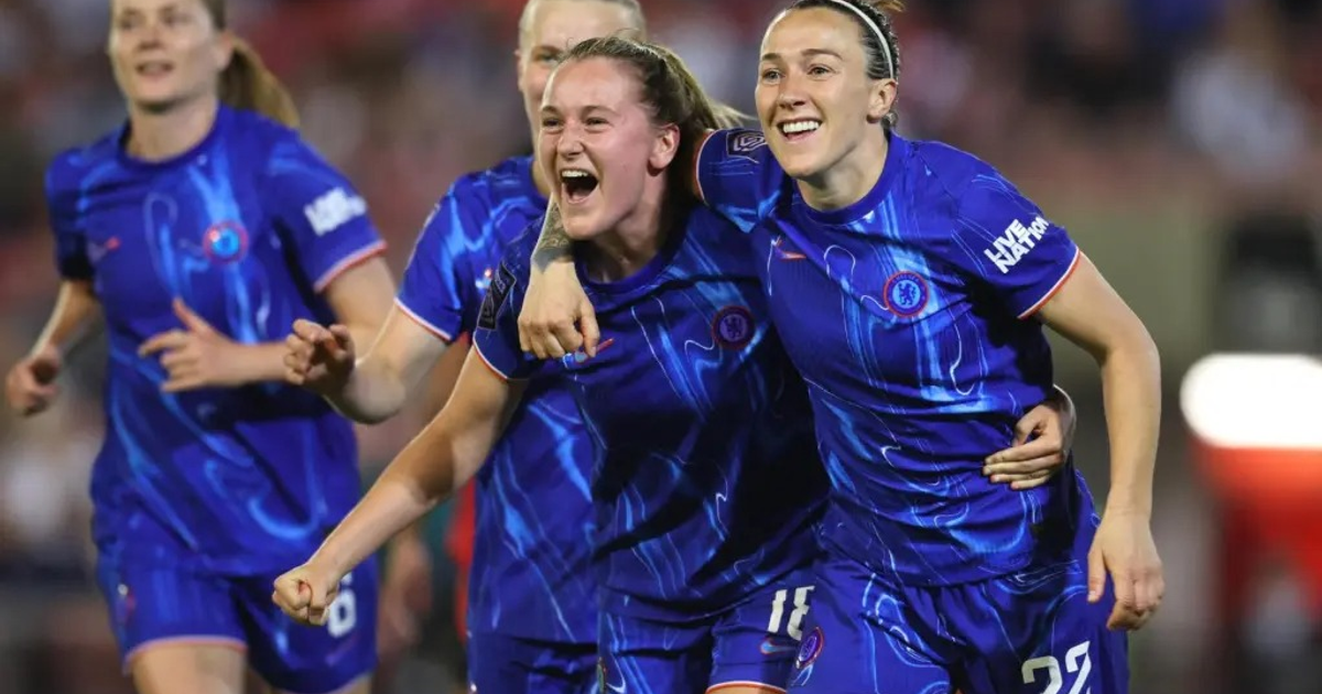 Jugadoras de fútbol femenino celebrando con camisetas azules en un partido.