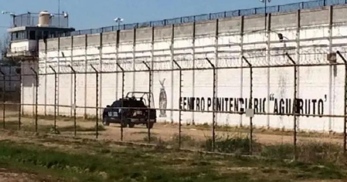 Centro Penitenciario de Aguaruto con torre de vigilancia y vehículo cercano