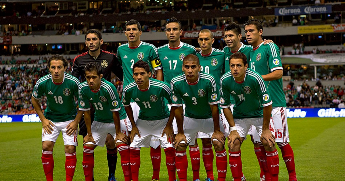 Jugadores de la Selección Mexicana posando en el campo antes del partido amistoso en SoFi Stadium