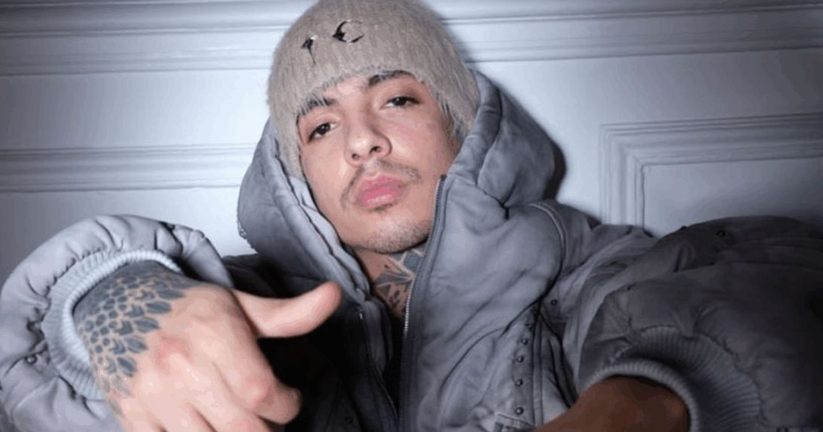 Natanael Cano con pantalón estampado de 'El Chapo' y Pablo Escobar