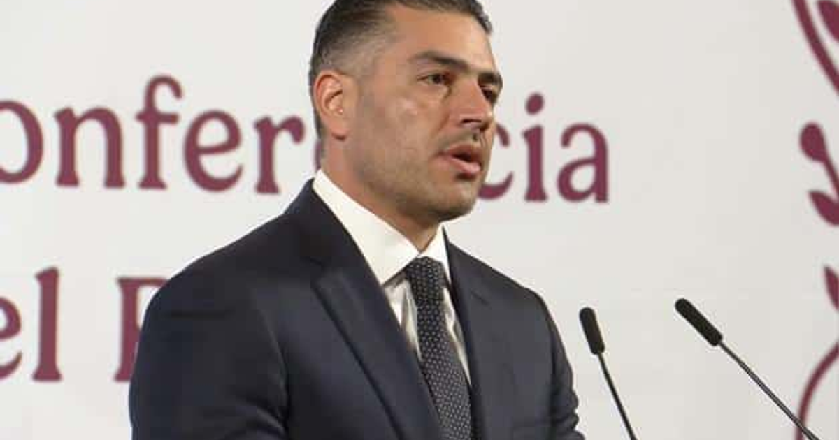 Hombre en traje oscuro hablando en micrófono sobre operativo militar en Badiraguato